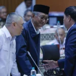 Menteri Perhubungan Dudy Purwagandhi (kiri) bersama Menteri Pekerjaan Umum Dody Hanggodo (tengah) berbincang dengan Ketua Komisi V DPR Lasarus (kanan) sebelum rapat kerja di Kompleks Parlemen