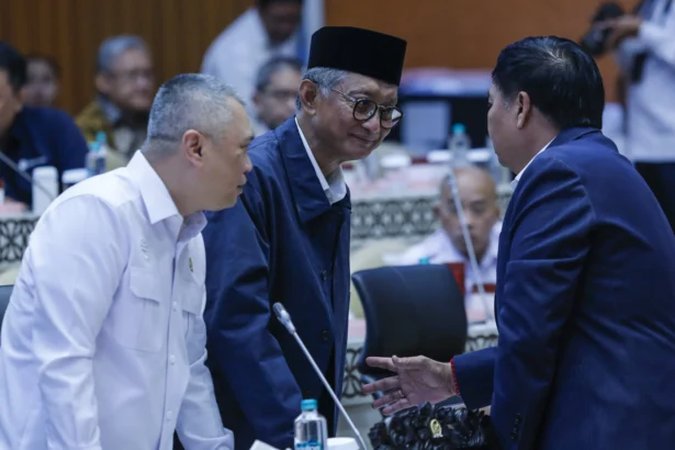Menteri Perhubungan Dudy Purwagandhi (kiri) bersama Menteri Pekerjaan Umum Dody Hanggodo (tengah) berbincang dengan Ketua Komisi V DPR Lasarus (kanan) sebelum rapat kerja di Kompleks Parlemen