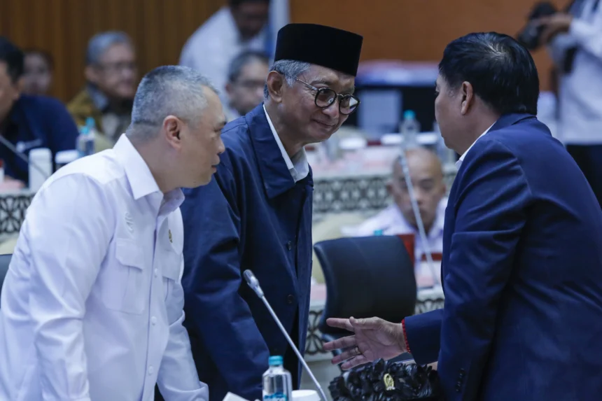 Menteri Perhubungan Dudy Purwagandhi (kiri) bersama Menteri Pekerjaan Umum Dody Hanggodo (tengah) berbincang dengan Ketua Komisi V DPR Lasarus (kanan) sebelum rapat kerja di Kompleks Parlemen