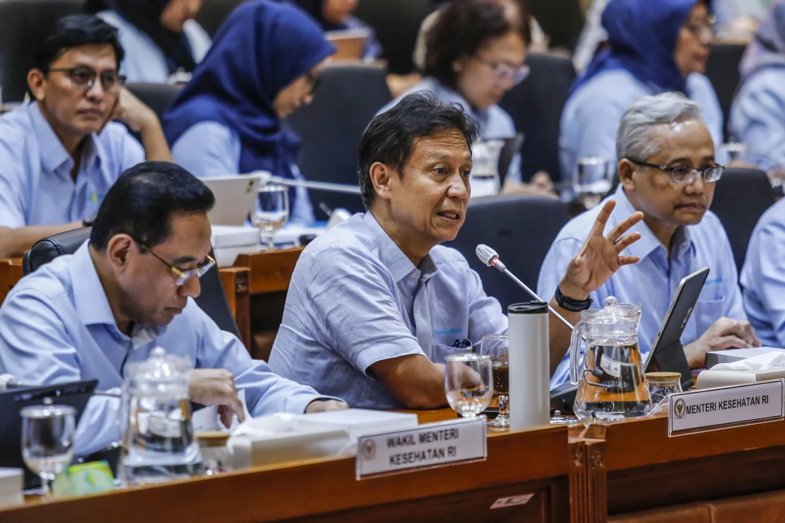 Menteri Kesehatan Budi Gunadi Sadikin (tengah) didampingi Wakil Menteri Kesehatan Benjamin Paulus Octavianus (kiri) menyampaikan paparan saat rapat kerja dengan Komisi IX DPR di Kompleks Parlemen, Senayan, Jakarta