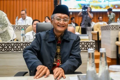 Menteri Pekerjaan Umum (PU) Dody Hanggodo bersiap mengikuti rapat kerja dengan Komisi V DPR