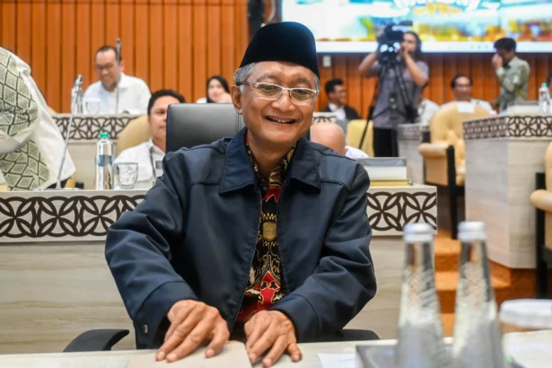 Menteri Pekerjaan Umum (PU) Dody Hanggodo bersiap mengikuti rapat kerja dengan Komisi V DPR