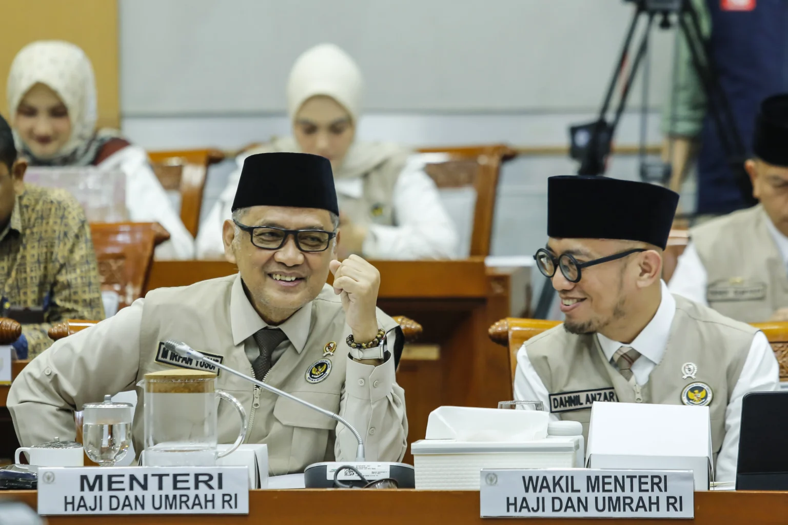 Menteri Haji dan Umrah Mochamad Irfan Yusuf (kiri) berbincang dengan Wakil Menteri Haji dan Umrah Dahnil Anzar Simanjuntak (kanan) sebelum mengikuti rapat kerja dengan Komisi VIII DPR