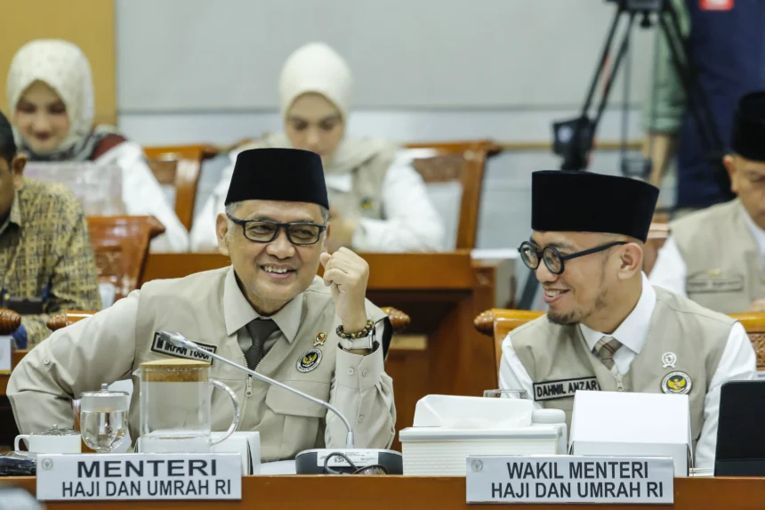 Menteri Haji dan Umrah Mochamad Irfan Yusuf (kiri) berbincang dengan Wakil Menteri Haji dan Umrah Dahnil Anzar Simanjuntak (kanan) sebelum mengikuti rapat kerja dengan Komisi VIII DPR