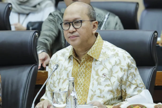 Menteri Investasi dan Hilirisasi/Kepala BKPM Rosan Roeslani mengikuti rapat kerja dengan Komisi XII DPR di Kompleks Parlemen, Senayan, Jakarta, Senin (13/4/2026). Rapat tersebut membahas realisasi program kerja triwulan I Tahun Anggaran 2026 dan evaluasi implementasi OSS terintegrasi.