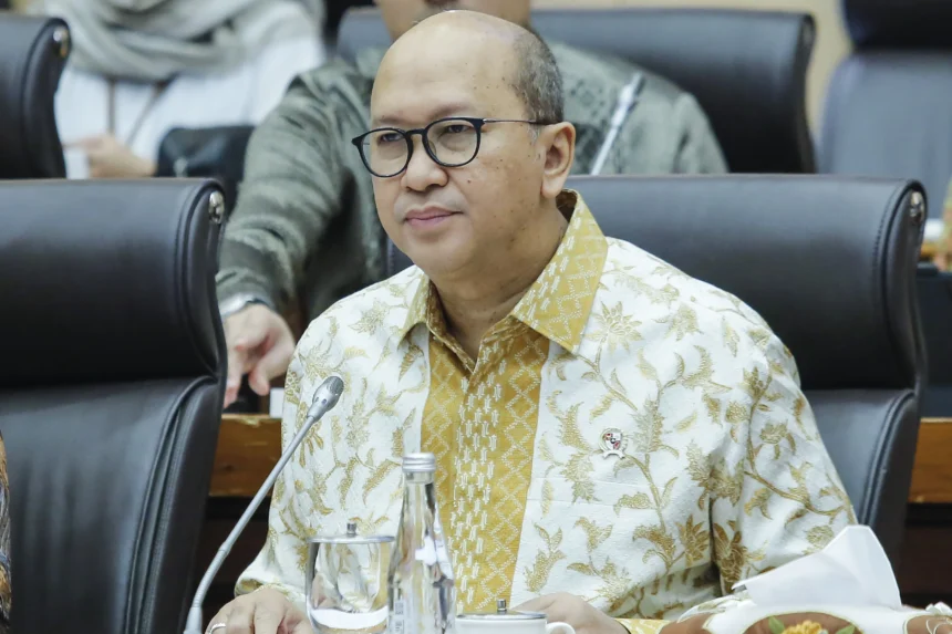 Menteri Investasi dan Hilirisasi/Kepala BKPM Rosan Roeslani mengikuti rapat kerja dengan Komisi XII DPR di Kompleks Parlemen, Senayan, Jakarta, Senin (13/4/2026). Rapat tersebut membahas realisasi program kerja triwulan I Tahun Anggaran 2026 dan evaluasi implementasi OSS terintegrasi.