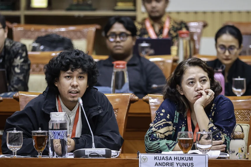 Koordinator Komisi untuk Orang Hilang dan Korban Tindak Kekerasan (KontraS) Dimas Bagus Arya (kiri) bersama Ketua Badan Pengurus KontraS Indria Fernida (kanan) menyampaikan paparan pada Rapat Dengar Pendapat (RDP) dengan Komisi III DPR di Kompleks Parlemen, Senayan, Jakarta
