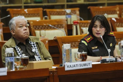 Kepala Kejaksaan Tinggi Sumatera Utara Harli Siregar (kiri) dan Kepala Kejaksaan Negeri Kabupaten Karo Danke Rajagukguk (kanan) menyampaikan pendapat saat rapat dengar pendapat umum (RDPU) dengan Komisi III DPR di Kompleks Parlemen, Senayan, Jakarta