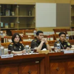 Kepala Kejaksaan Tinggi Sumatera Utara Harli Siregar (kiri) bersama Kepala Kejaksaan Negeri Kabupaten Karo Danke Rajagukguk (kedua kiri), Kepala Seksi Pidana Khusus Reinhard Harve (tengah), Jaksa Penuntut Umum Juniadi (kedua kanan), dan Wira (kanan) menyampaikan pendapat saat rapat dengar pendapat umum (RDPU) dengan Komisi III DPR RI.