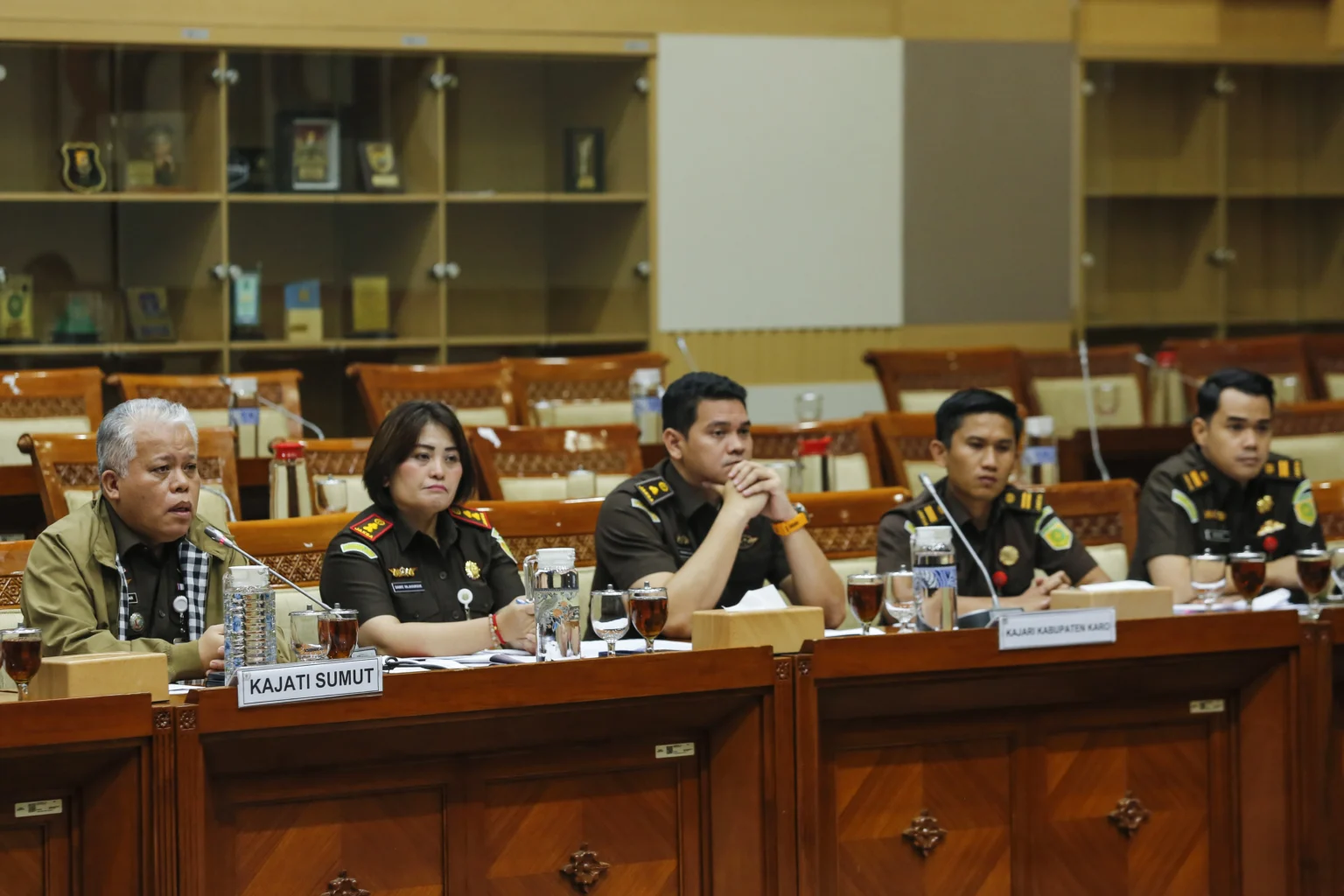 Kepala Kejaksaan Tinggi Sumatera Utara Harli Siregar (kiri) bersama Kepala Kejaksaan Negeri Kabupaten Karo Danke Rajagukguk (kedua kiri), Kepala Seksi Pidana Khusus Reinhard Harve (tengah), Jaksa Penuntut Umum Juniadi (kedua kanan), dan Wira (kanan) menyampaikan pendapat saat rapat dengar pendapat umum (RDPU) dengan Komisi III DPR RI.