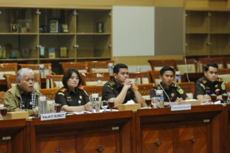 Kepala Kejaksaan Tinggi Sumatera Utara Harli Siregar (kiri) bersama Kepala Kejaksaan Negeri Kabupaten Karo Danke Rajagukguk (kedua kiri), Kepala Seksi Pidana Khusus Reinhard Harve (tengah), Jaksa Penuntut Umum Juniadi (kedua kanan), dan Wira (kanan) menyampaikan pendapat saat rapat dengar pendapat umum (RDPU) dengan Komisi III DPR RI.