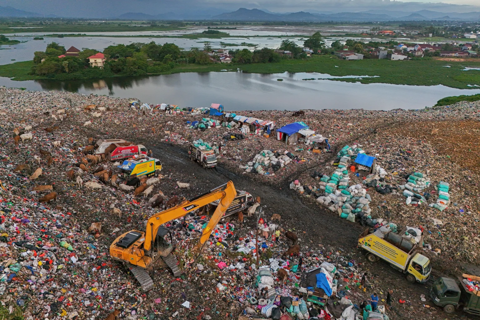Pemerintah melalui Kementerian Lingkungan Hidup (KLH) menginvestasikan Rp3 triliun untuk membangun fasilitas Pengolahan Sampah menjadi Energi Listrik (PSEL) di TPA Antang. (Sumber: Antara Foto/Hasrul Said/kye)