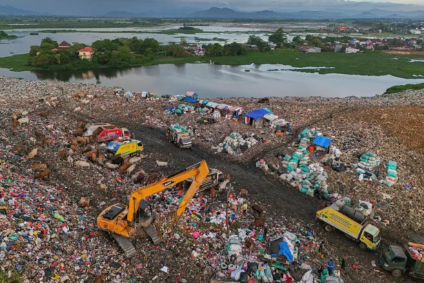 Pemerintah melalui Kementerian Lingkungan Hidup (KLH) menginvestasikan Rp3 triliun untuk membangun fasilitas Pengolahan Sampah menjadi Energi Listrik (PSEL) di TPA Antang. (Sumber: Antara Foto/Hasrul Said/kye)
