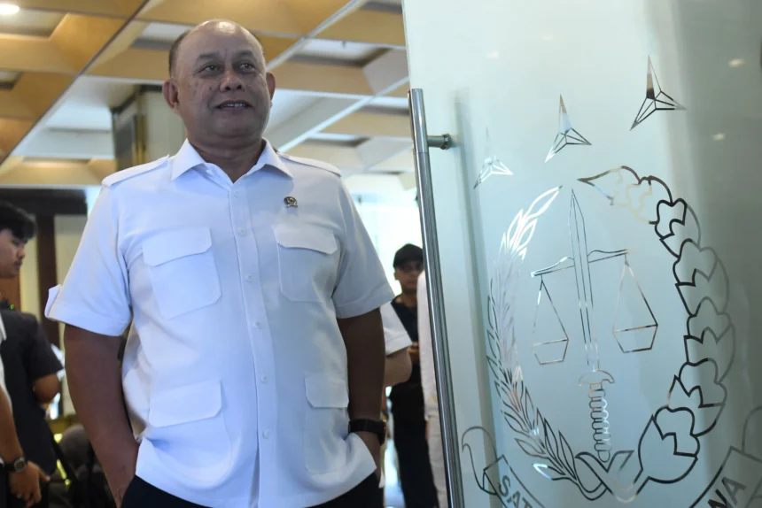 Kepala Badan Gizi Nasional (BGN) Dadan Hindayana berjalan usai bertemu dengan Jaksa Agung ST Burhanuddin di Gedung Kejaksaan Agung, Jakarta