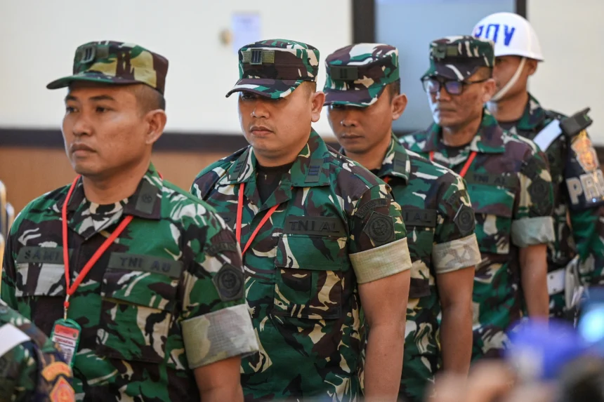Terdakwa kasus penyiraman air keras kepada aktivis KontraS Andrie Yunus, Lettu Sami Lakka (kiri), Kapten Nandala Dwi Prasetya (kedua kiri), Lettu Budhi Hariyanto Cahyono (ketiga kiri), dan Serda Edi Sudarko (kedua kanan) tiba untuk menjalani sidang pembacaan dakwaan di Pengadilan Militer II-08, Jakarta, Rabu (29/4/2026). Sidang tersebut beragendakan pembacaan dakwaan oleh Oditur Militer terkait kasus penyiraman air keras kepada aktivis KontraS, Andrie Yunus pada 12 Maret 2026.