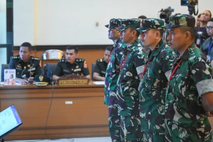 Terdakwa kasus penyiraman air keras kepada aktivis KontraS Andrie Yunus, Lettu Sami Lakka (kanan), Kapten Nandala Dwi Prasetya (kedua kanan), Lettu Budhi Hariyanto Cahyono (ketiga kanan) dan Serda Edi Sudarko (keempat kanan) menjalani sidang pembacaan dakwaan di Pengadilan Militer II-08, Jakarta. (Sumber: Antara Foto/Fauzan/tom)