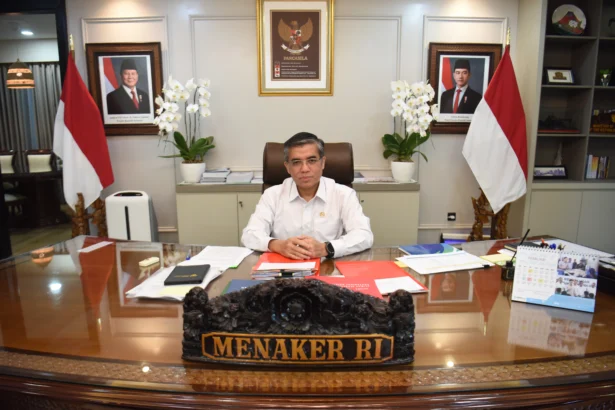 Menteri Ketenagakerjaan Yassierli berpose usai menjadi narasumber dalam program siniar ANTARA di Kantor Kementerian Ketenagakerjaan, Jakarta