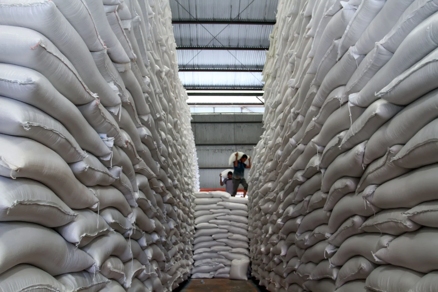 Ilustrasi buruh mengangkut beras untuk kesiapan stok beras di gudang Perum Bulog Lhokseumawe, Aceh