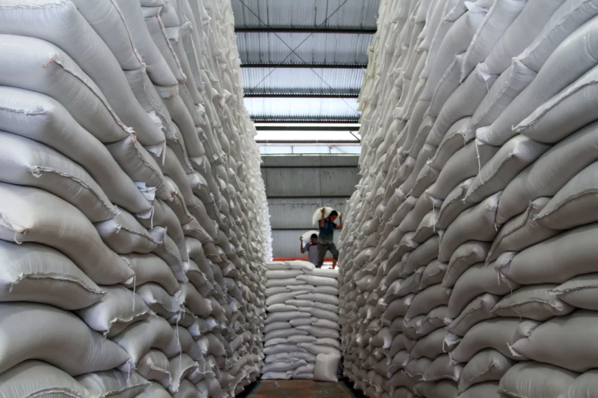 Ilustrasi buruh mengangkut beras untuk kesiapan stok beras di gudang Perum Bulog Lhokseumawe, Aceh