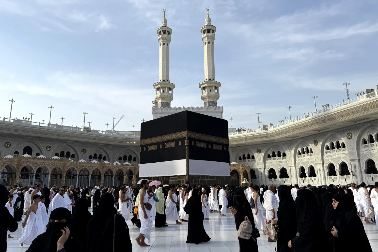 Umat Islam melakukan tawaf di Masjidil Haram, Makkah, Arab Saudi