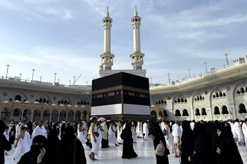 Umat Islam melakukan tawaf di Masjidil Haram, Makkah, Arab Saudi