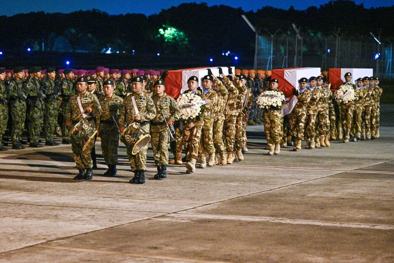 Prajurit TNI mengusung peti jenazah personel penjaga perdamaian yang tergabung dalam United Nations Interim Force in Lebanon (UNIFIL)