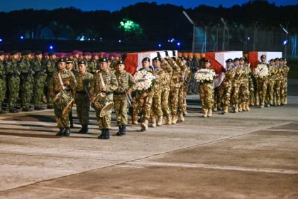 Prajurit TNI mengusung peti jenazah personel penjaga perdamaian yang tergabung dalam United Nations Interim Force in Lebanon (UNIFIL)
