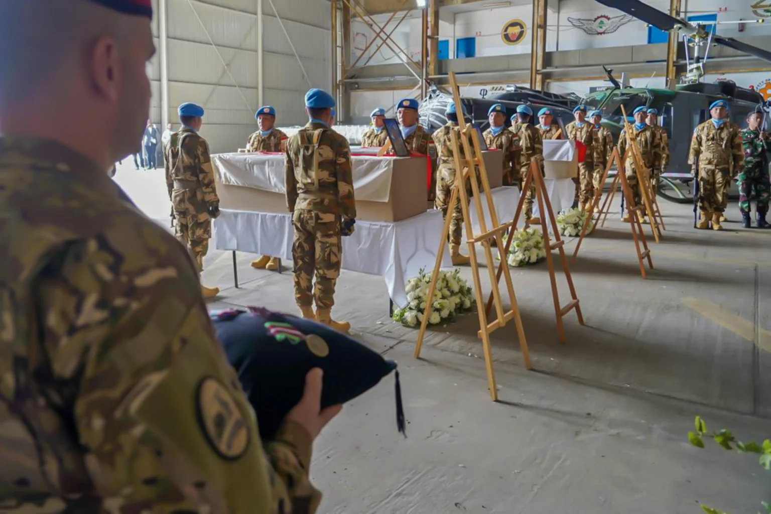 Upacara pelepasan dan penghormatan tiga jenazah personel penjaga perdamaian Indonesia