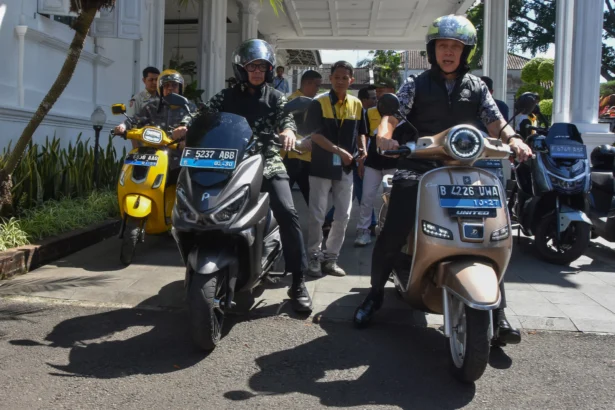 Wakil Menteri Dalam Negeri Bima Arya (kedua kiri) bersama Wali Kota Bogor Dedie A Rachim (kanan) mengendarai sepeda motor listrik saat bersiap untuk sidak pelaksanaan Work From Home (WFH) di Balaikota Bogor, Jawa Barat