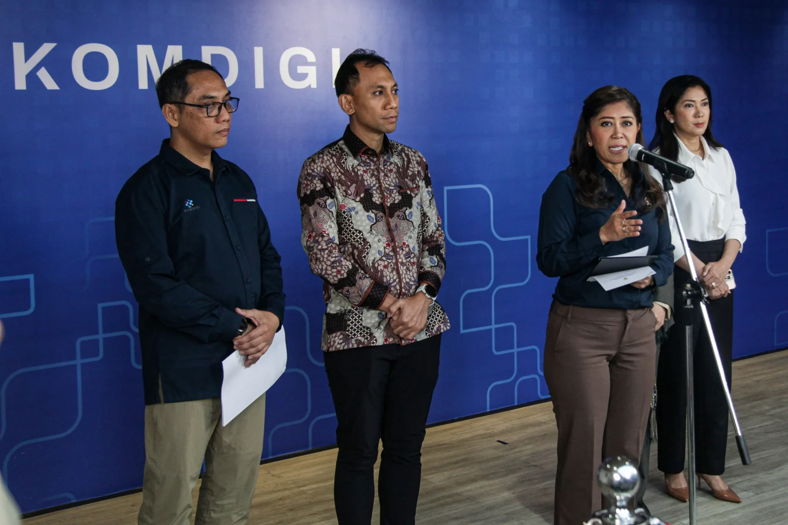 Menteri Komunikasi dan Digital Meutya Hafid (kedua kanan) didampingi Direktur Jenderal Pengawasan Ruang Digital Alexander Sabar (kiri), Direktur Jenderal Komunikasi Publik dan Media Fifi Aleyda Yahya (kanan), dan Kepala Hub Pemerintah dan Kebijakan Publik, Youtube Asia Pasifik Denny Ardianto (kedua kiri) menyampaikan keterangan pers terkait perkembangan kepatuhan PP Tunas di kantor Kementerian Komunikasi dan Digital (Kemkomdigi), Jakarta