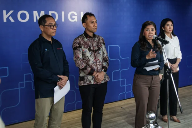 Menteri Komunikasi dan Digital Meutya Hafid (kedua kanan) didampingi Direktur Jenderal Pengawasan Ruang Digital Alexander Sabar (kiri), Direktur Jenderal Komunikasi Publik dan Media Fifi Aleyda Yahya (kanan), dan Kepala Hub Pemerintah dan Kebijakan Publik, Youtube Asia Pasifik Denny Ardianto (kedua kiri) menyampaikan keterangan pers terkait perkembangan kepatuhan PP Tunas di kantor Kementerian Komunikasi dan Digital (Kemkomdigi), Jakarta
