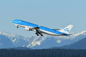 Pesawat dari Maskapai Penerbangan Belanda KLM. (Sumber: Unsplash/David Syphers)