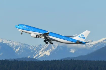 Pesawat dari Maskapai Penerbangan Belanda KLM. (Sumber: Unsplash/David Syphers)