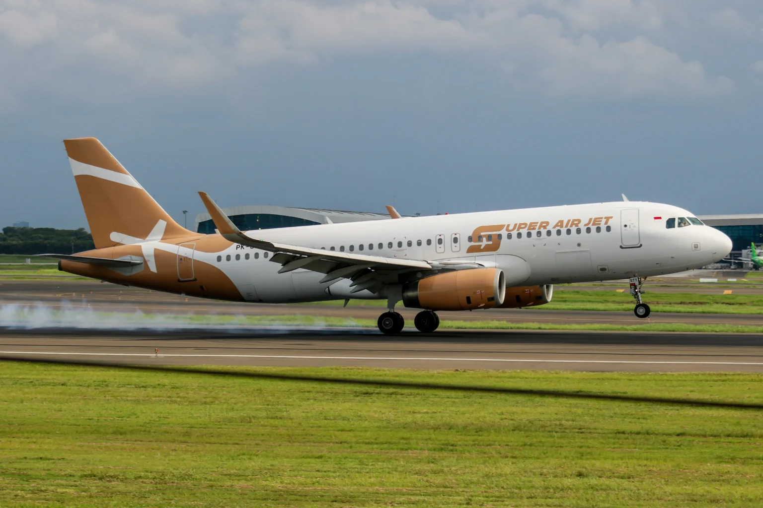 Pesawat Maskapai Super Air Jet mendarat. (sumber: Unsplash/ Chayse Larsen)