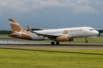 Pesawat Maskapai Super Air Jet mendarat. (sumber: Unsplash/ Chayse Larsen)