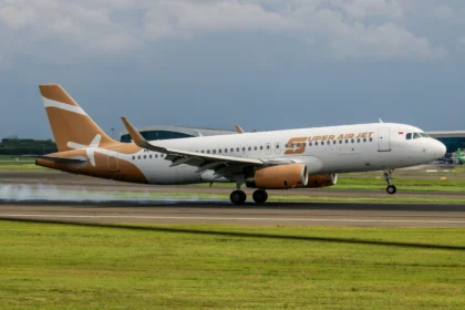 Pesawat Maskapai Super Air Jet mendarat. (sumber: Unsplash/ Chayse Larsen)