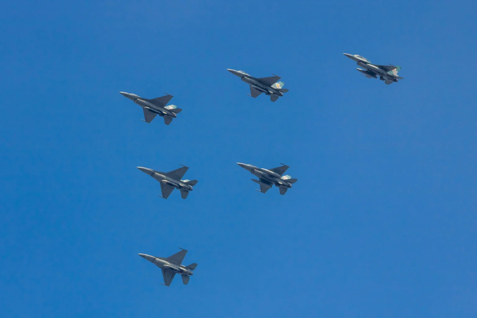 Jet Tempur TNI AU dalam formasi. (Sumber: Unsplash/ Fasyah Halim)