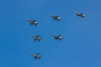 Jet Tempur TNI AU dalam formasi. (Sumber: Unsplash/ Fasyah Halim)