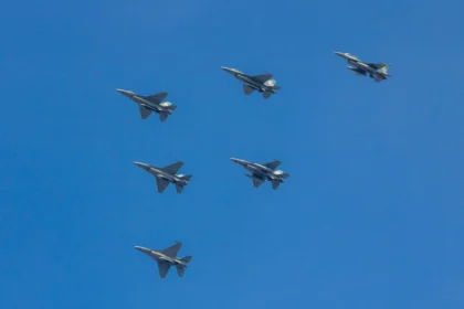 Jet Tempur TNI AU dalam formasi. (Sumber: Unsplash/ Fasyah Halim)