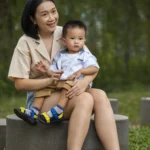 Ilustrasi seorang anak bersama ibunya.