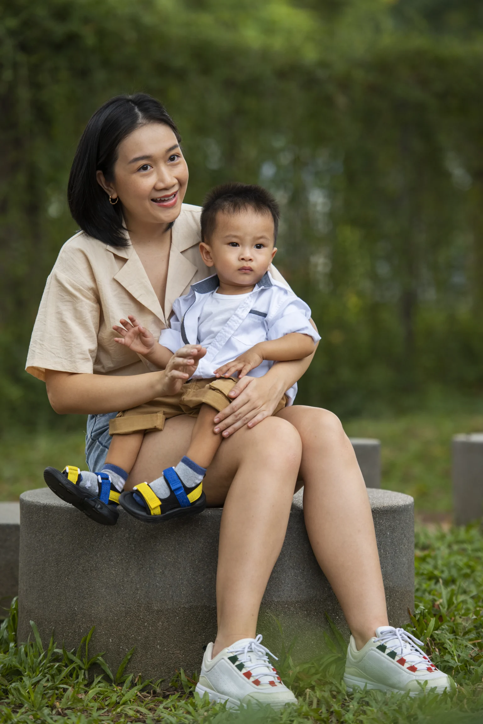 Ilustrasi seorang anak bersama ibunya.