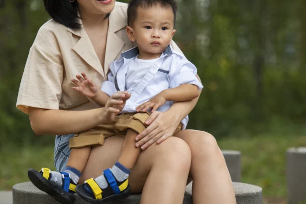 Ilustrasi seorang anak bersama ibunya.