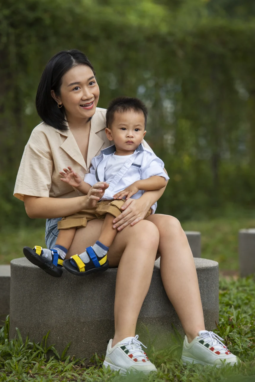 Ilustrasi seorang anak bersama ibunya.