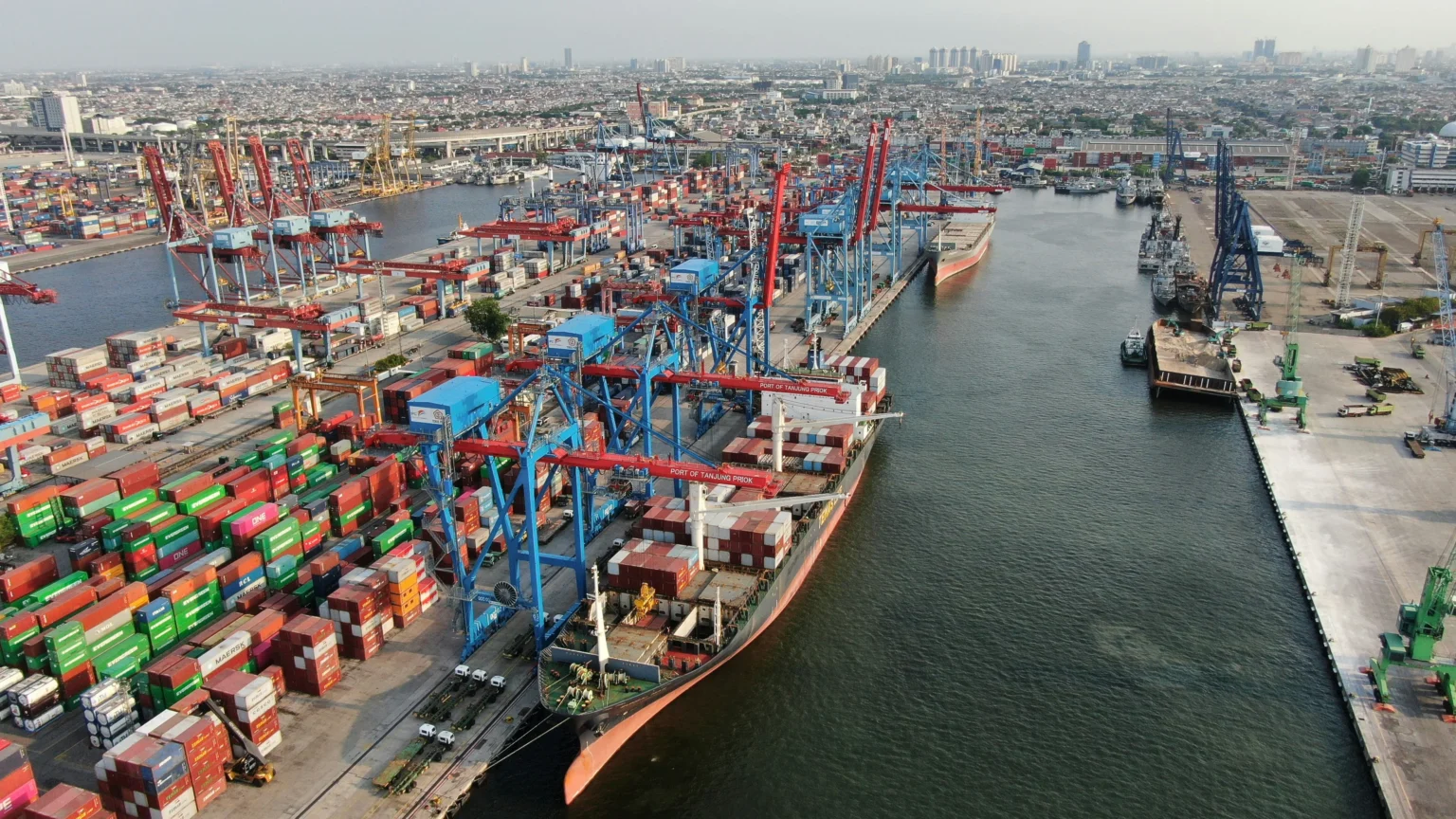 Ilustrasi peti kemas dalam perdagangan global. (Sumber: Unsplash/Haris Illahi)