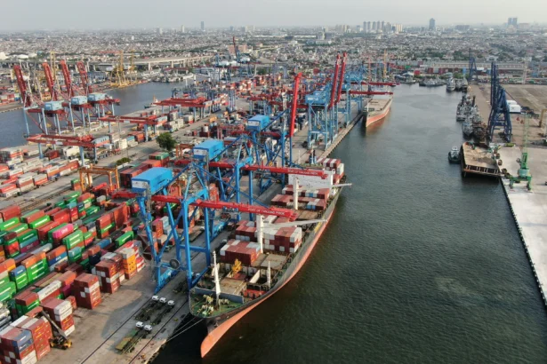 Ilustrasi peti kemas dalam perdagangan global. (Sumber: Unsplash/Haris Illahi)