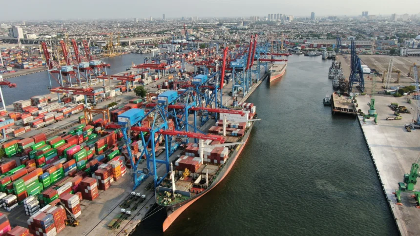 Ilustrasi peti kemas dalam perdagangan global. (Sumber: Unsplash/Haris Illahi)