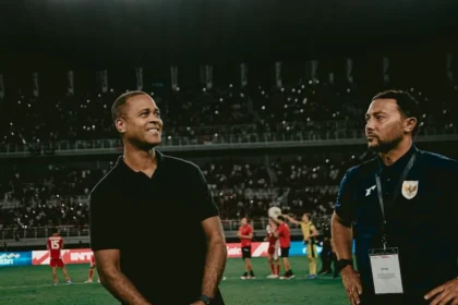 Mantan pelatih Timnas Indonesia, Patrick Kluivert yang juga menjadi salah satu pemain barcelona Legend