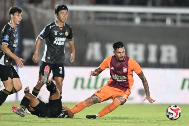 Pertamdingan Borneo FC vs Semen Padang pada pekan ke-29