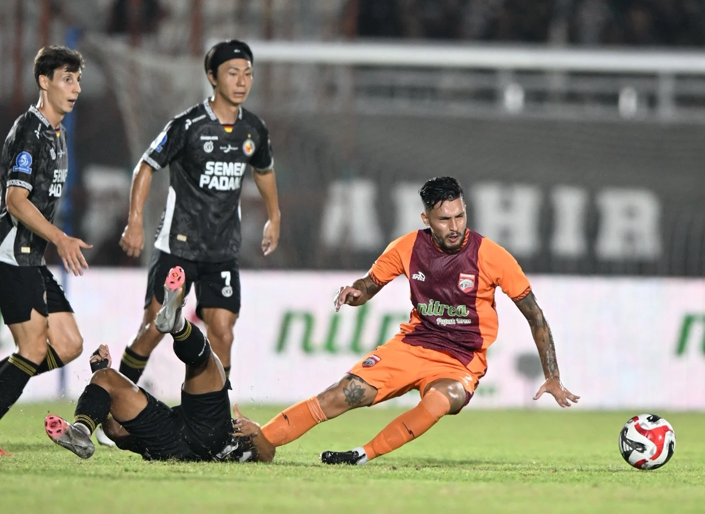 Pertamdingan Borneo FC vs Semen Padang pada pekan ke-29