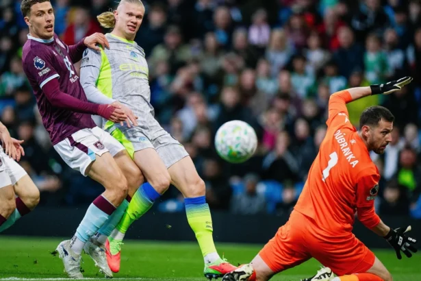 Pertandingan antara Burnley melawan Man City pada lanjutan Liga Inggris.